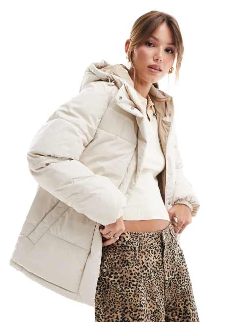 Chaqueta acolchada color crema con capucha y cordón ajustable de JJXX