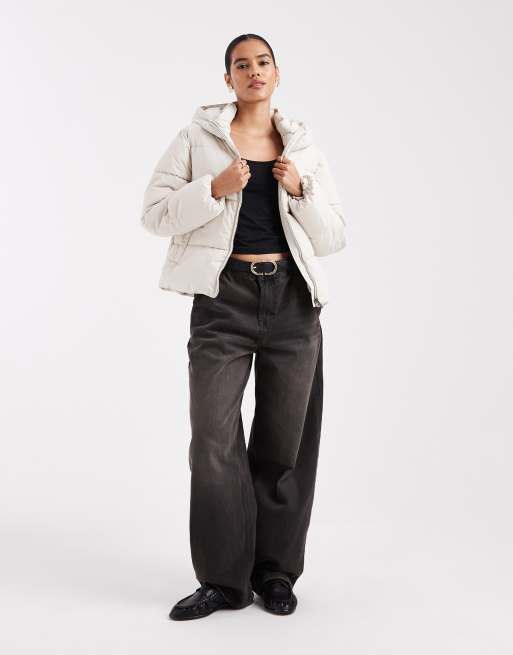 Chaqueta acolchada color piedra con capucha de ONLY, 3 de 4