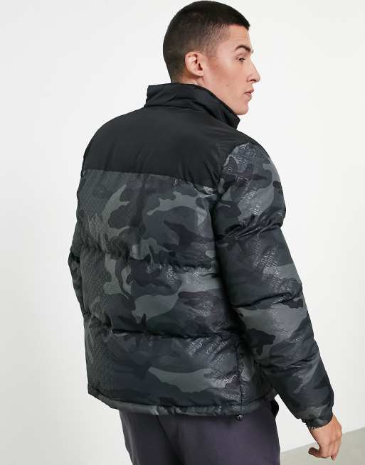 Chaqueta acolchada con estampado camuflaje y acabado texturizado de burbujas de SikSilk