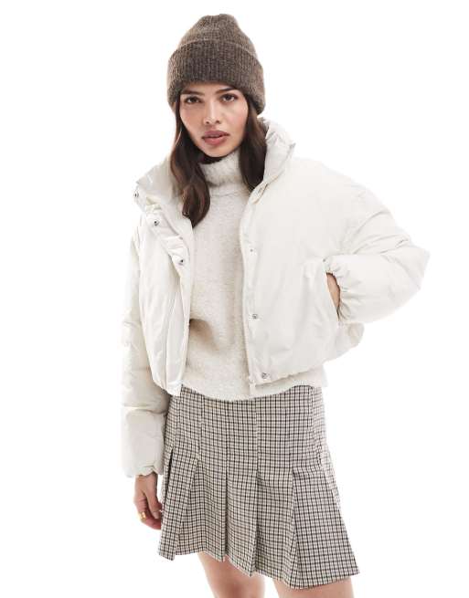 Chaqueta acolchada corta color crema con cuello alzado de Pimkie