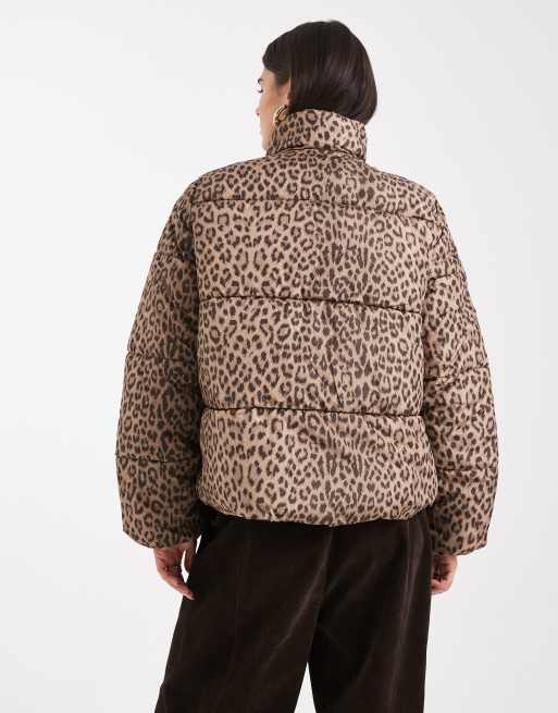 Chaqueta acolchada corta con estampado de leopardo de Vero Moda, 3 de 4