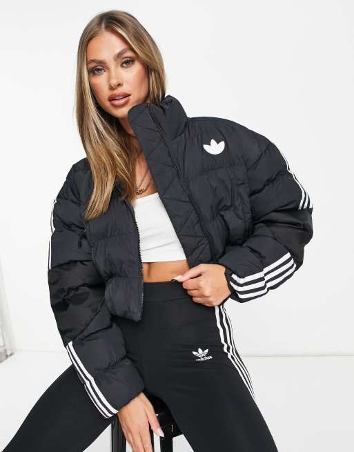 Medicinal Plasticidad Deportes Chaqueta acolchada corta negra con tres rayas de adidas Originals | ASOS