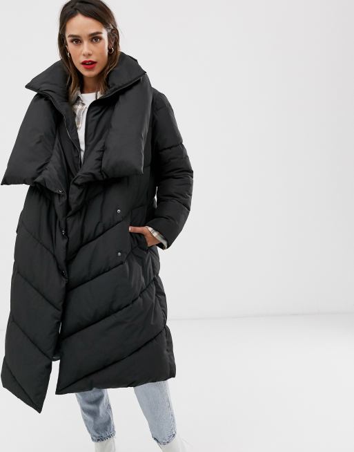 Chaqueta acolchada larga en negro de Mango