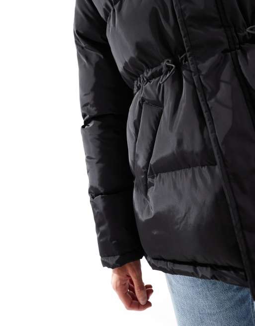Chaqueta acolchada negra con detalle en la cintura y solapas de piel sintética de Threadbare, 2 de 4