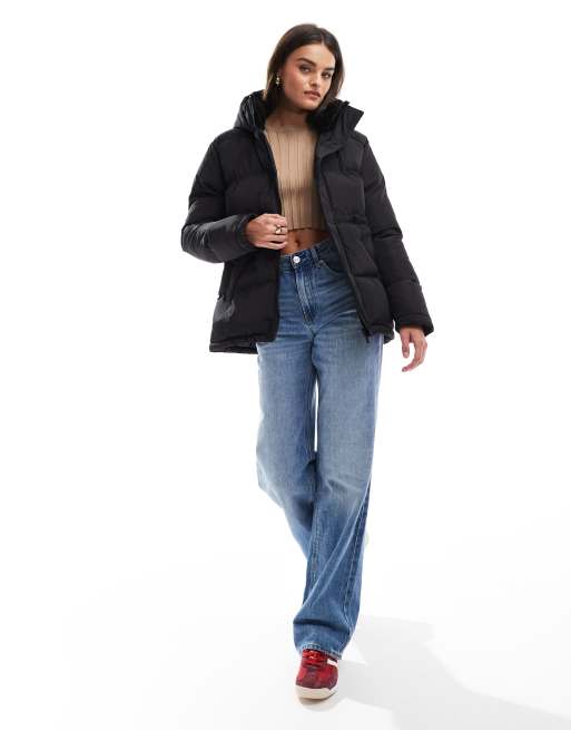 Chaqueta acolchada negra con detalle en la cintura y solapas de piel sintética de Threadbare, 3 de 4