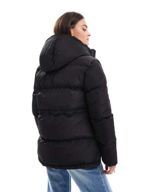 Chaqueta acolchada negra con detalle en la cintura y solapas de piel sintética de Threadbare, 4 de 4