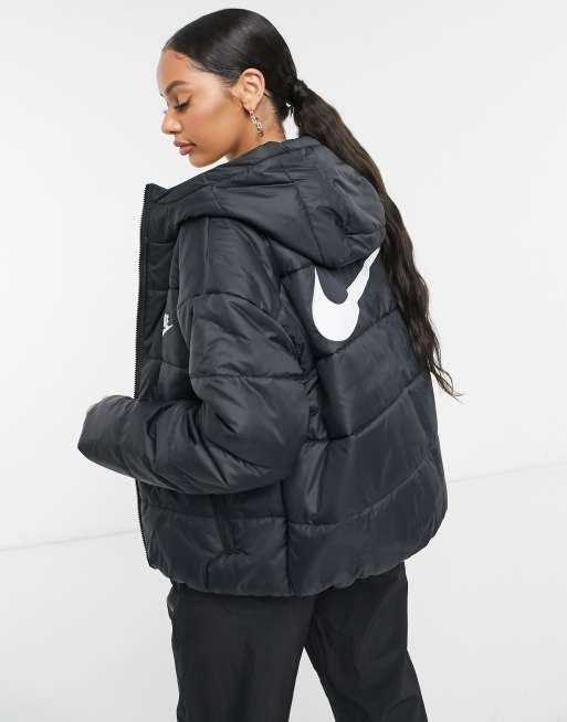 Fuera de traidor saludo Chaqueta acolchada negra con logo en la parte posterior de Nike | ASOS