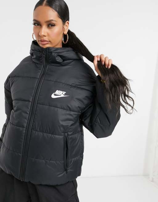 Fuera de traidor saludo Chaqueta acolchada negra con logo en la parte posterior de Nike | ASOS