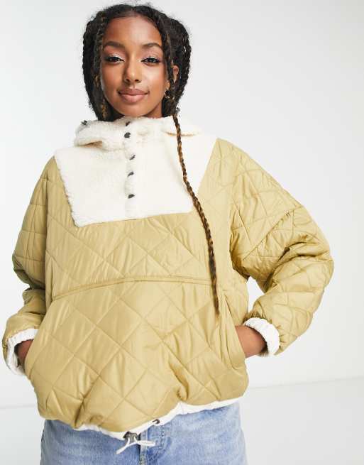 Chaqueta beis con capucha de tejido tipo peluche y polar acolchado de Noisy May