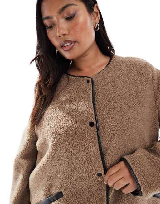 Chaqueta beis ligera con diseño en contraste de tejido efecto peluche de Vero Moda Curve        , 2 de 4