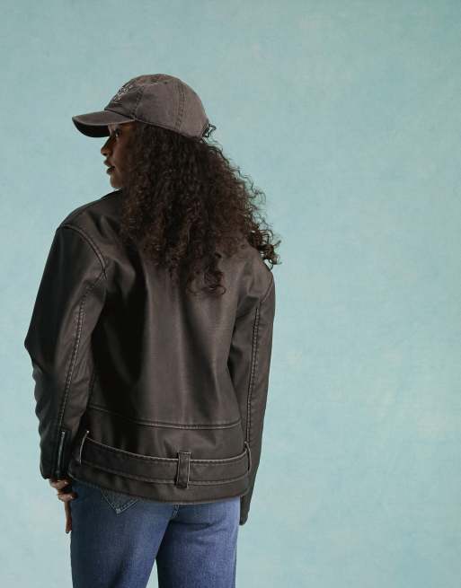 Chaqueta biker acolchada extragrande con lavado negro de cuero sintético de Miss Selfridge, 4 de 4