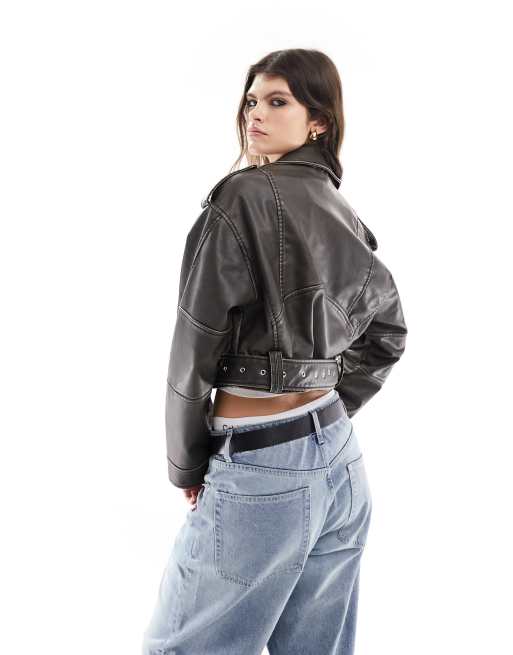 Chaqueta biker corta marrón extragrande con acabado lavado y detalle de cinturón de tejido efecto cuero de ASOS DESIGN, 3 de 4