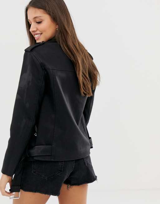 Chaqueta biker extragrande de cuero sintético en negro de New Look, 2 de 4