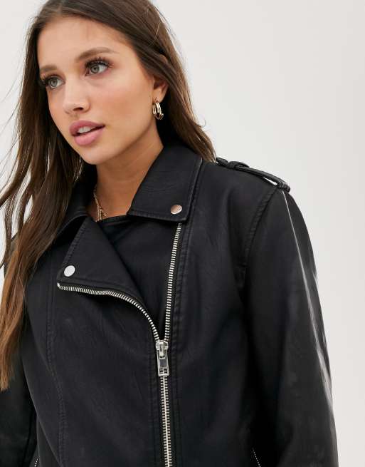 Chaqueta biker extragrande de cuero sintético en negro de New Look, 3 de 4