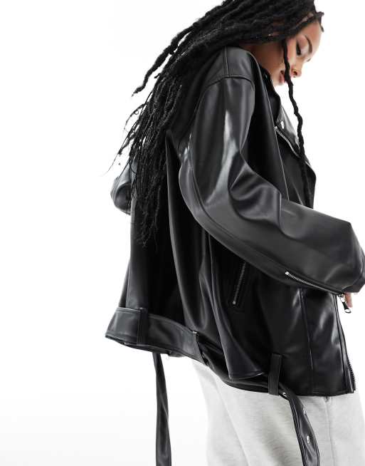 Chaqueta biker larga negra extragrande de cuero sintético de ASOS DESIGN Petite, 2 de 4