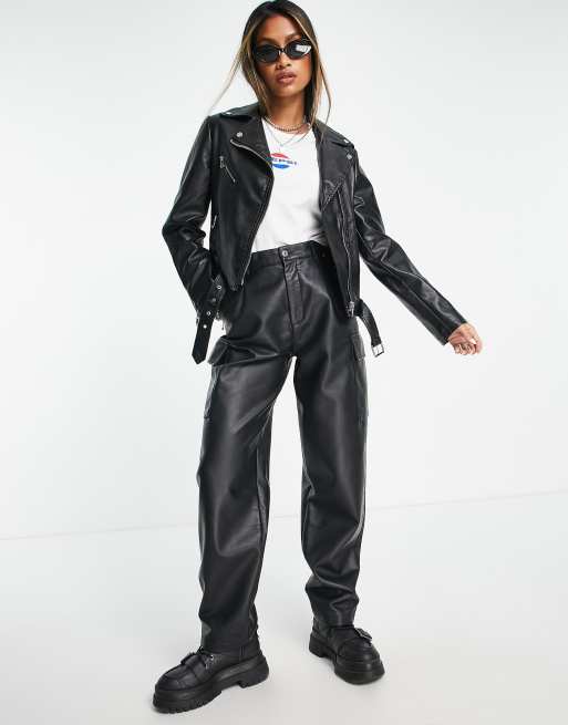 Chaqueta biker negra con cinturón de cuero sintético premium de New Look, 2 de 4
