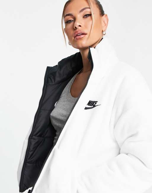 flauta Jane Austen Personificación Chaqueta blanca y negra reversible acolchada de felpa de Nike | ASOS