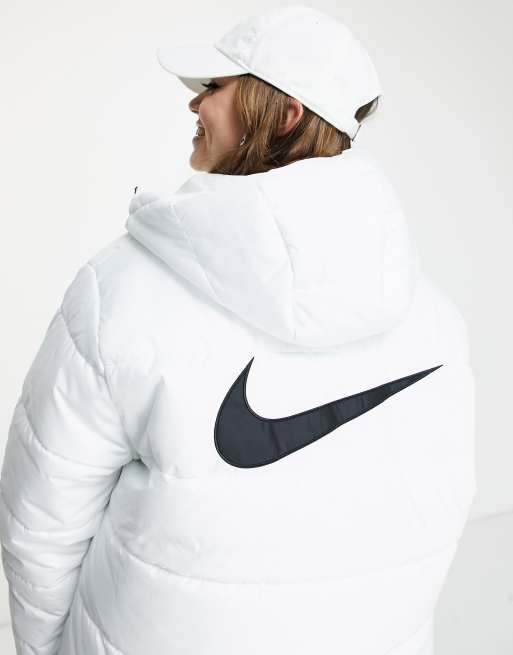 Chaqueta blanco cima clásica acolchada con capucha de Nike Plus ASOS