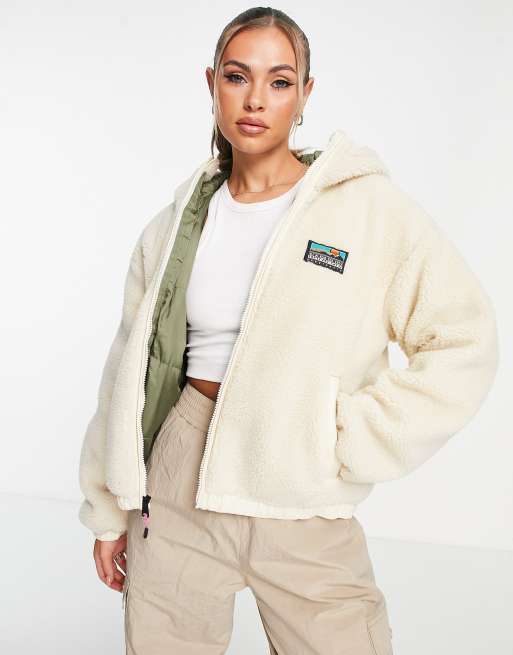 Chaqueta blanco hueso con capucha de borreguito A-Harness de Napapijri