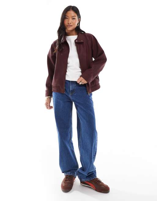 Chaqueta bomber burdeos de tejido efecto cuero de ASOS DESIGN Petite, 2 de 4