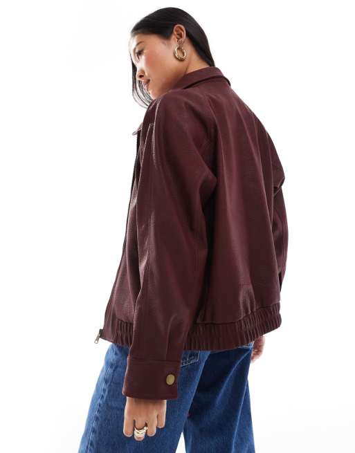 Chaqueta bomber burdeos de tejido efecto cuero de ASOS DESIGN Petite, 3 de 4