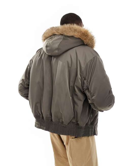 Chaqueta bomber caqui acolchada con ribete de piel sintética en la capucha de Weekday, 2 de 4