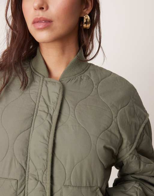 Chaqueta bomber caqui acolchada de New Look, 2 de 4