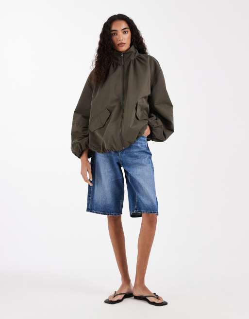 Chaqueta bomber caqui extragrande con cuello alzado y bajo abullonado de ASOS DESIGN Tall, 2 de 4