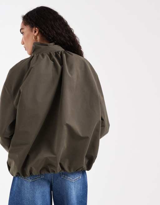 Chaqueta bomber caqui extragrande con cuello alzado y bajo abullonado de ASOS DESIGN Tall, 4 de 4