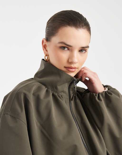 Chaqueta bomber caqui topo extragrande con cuello alzado y bajo abullonado de ASOS DESIGN, 3 de 4