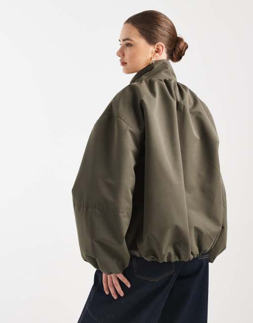 Chaqueta bomber caqui topo extragrande con cuello alzado y bajo abullonado de ASOS DESIGN, 4 de 4