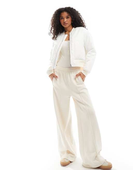 Chaqueta bomber color crema acolchada con detalle de bolsillos de SNDYS
