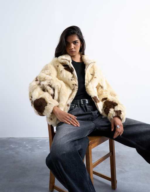 Chaqueta bomber color crema con cuello alzado y estampado de vaca de piel sintética de Topshop