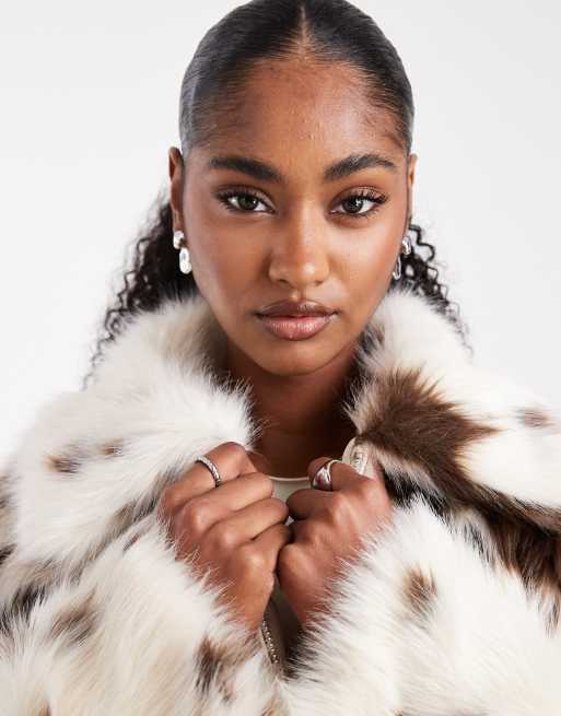 Chaqueta bomber con estampado de vaca y solapas de piel sintética de Miss Selfridge, 3 de 4