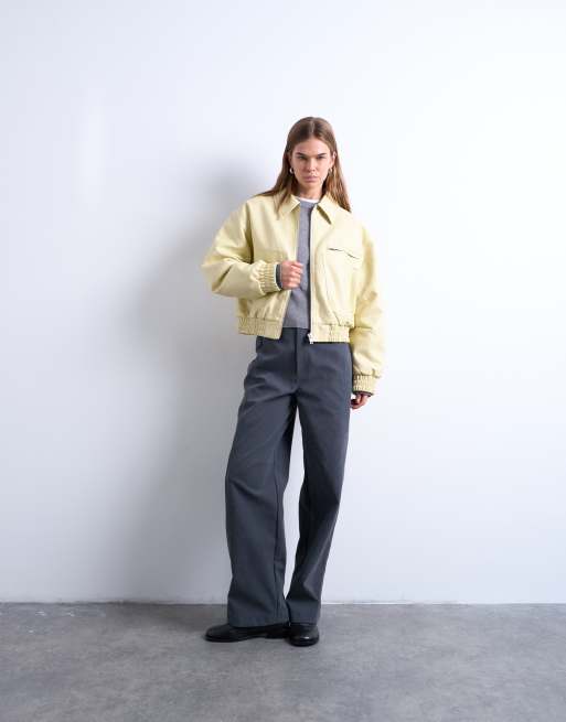 Chaqueta bomber corta amarillo pastel de cuero sintético granulado de Topshop, 2 de 4