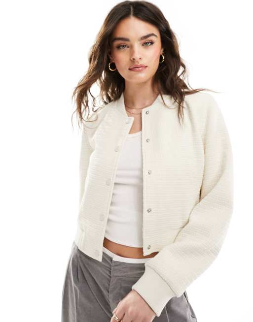 Chaqueta bomber corta color crema de tejido texturizado de Vila