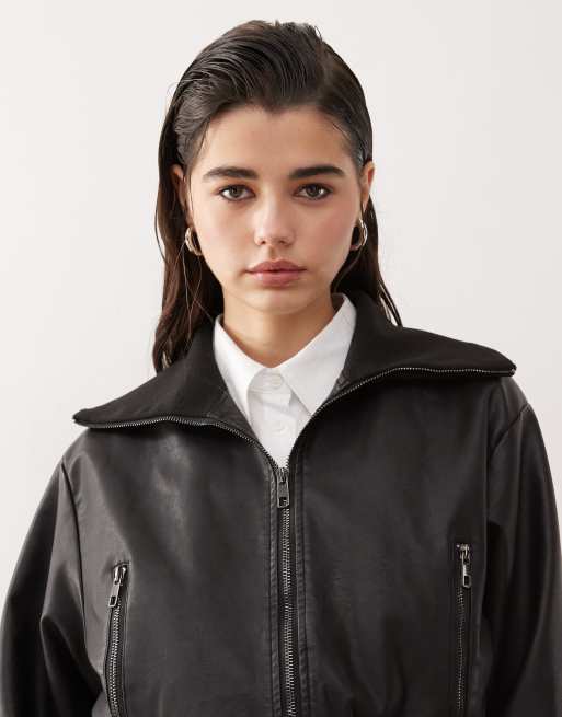 Chaqueta bomber corta negra con bajo elástico de tejido efecto cuero de Lioness, 3 de 4