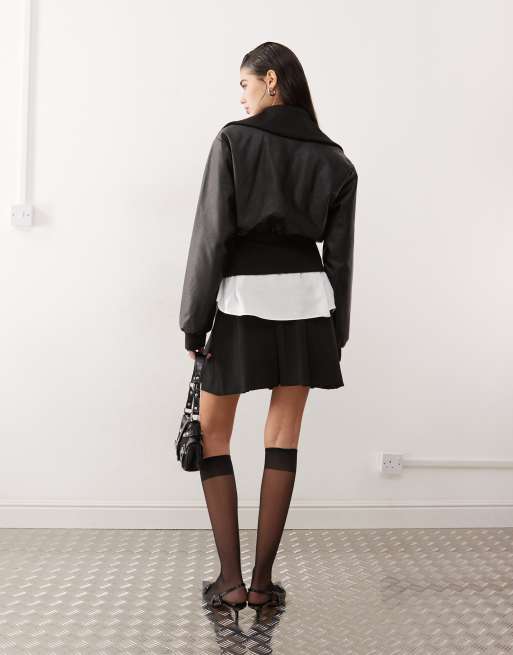 Chaqueta bomber corta negra con bajo elástico de tejido efecto cuero de Lioness, 4 de 4