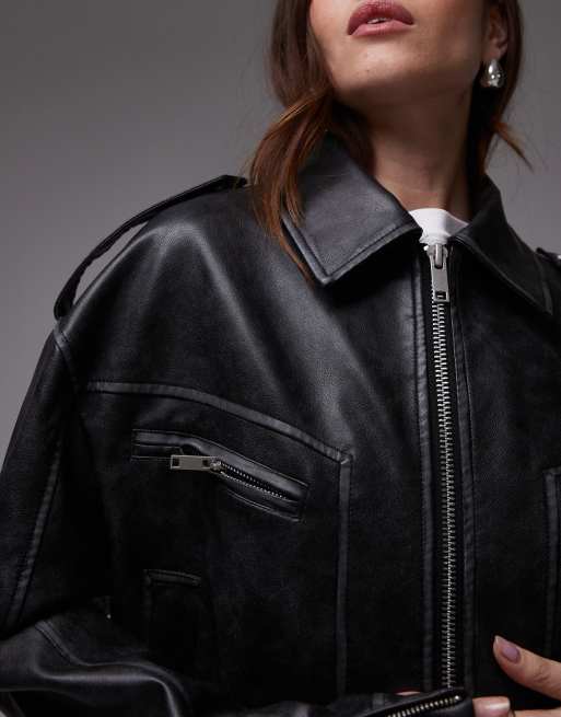 Chaqueta bomber corta negra con solapas de cuero sintético de Topshop, 3 de 4