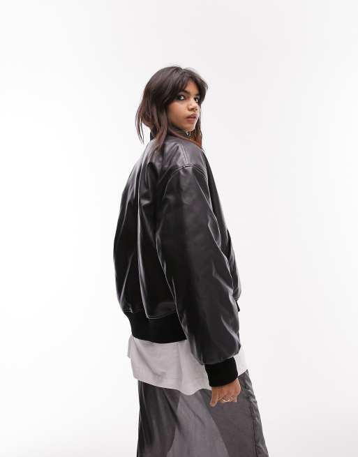 Chaqueta bomber corta negra de cuero sintético de Topshop, 4 de 4