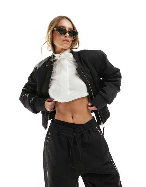 Chaqueta bomber corta negra de satén de Mango