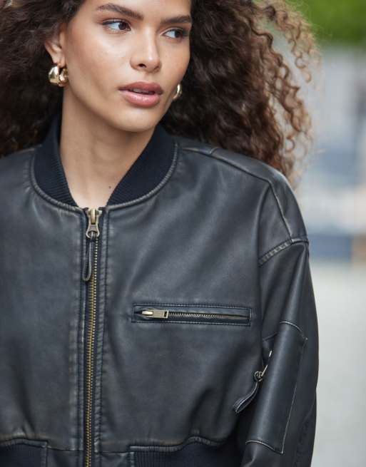 Chaqueta bomber corta negra de tejido efecto cuero lavado de ASOS DESIGN, 2 de 4