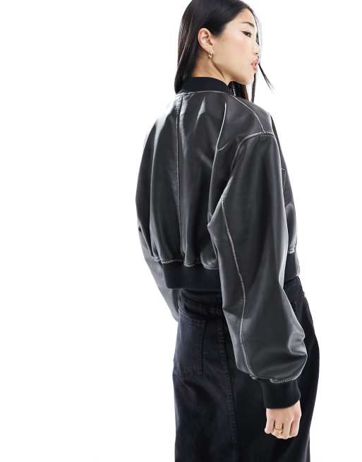 Chaqueta bomber corta negro lavado de cuero sintético de ASOS DESIGN, 3 de 4