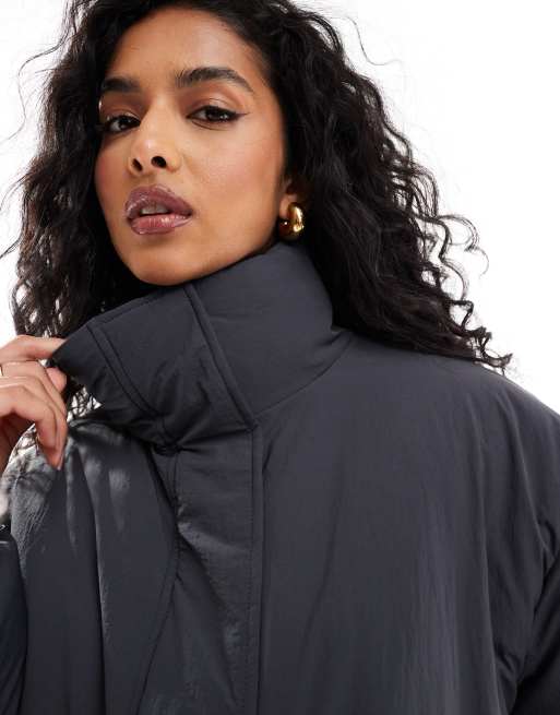 Chaqueta bomber de plumas gris carbón de corte depurado con cuello alzado de ASOS DESIGN, 2 de 4