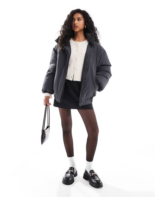 Chaqueta bomber de plumas gris carbón de corte depurado con cuello alzado de ASOS DESIGN, 3 de 4