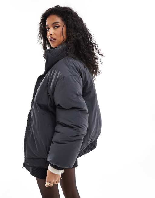 Chaqueta bomber de plumas gris carbón de corte depurado con cuello alzado de ASOS DESIGN, 4 de 4