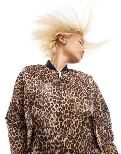 Chaqueta bomber extragrande con diseño reversible con estampado de leopardo y negra guateada con patrón de estrellas de Monki