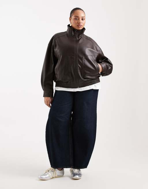 Chaqueta bomber marrón chocolate extragrande con cuello alzado de tejido efecto cuero de ASOS DESIGN Curve, 3 de 4