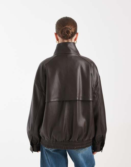 Chaqueta bomber marrón chocolate extragrande con cuello alzado de tejido efecto cuero de ASOS DESIGN, 4 de 4