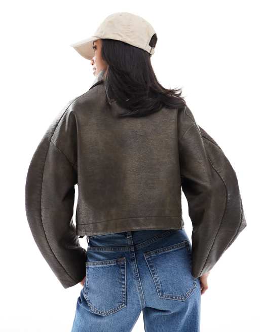 Chaqueta bomber marrón con cuello alzado de tejido efecto cuero de ASOS DESIGN Petite, 3 de 4
